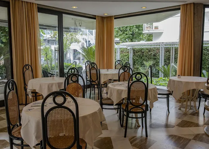 Hotel President - Vintage In Centro 4*